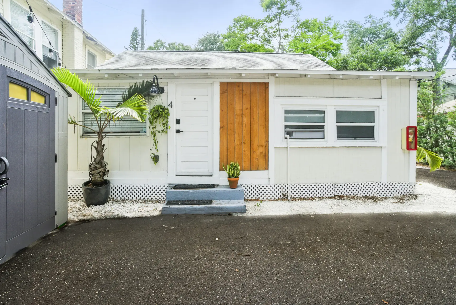 Grove Studio Two outdoor area – vacation rental studio St. Pete FL